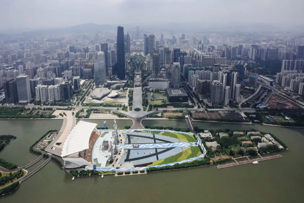 武汉小虎家居五金配件材质对比:不锈钢与铝合金应用场景分析